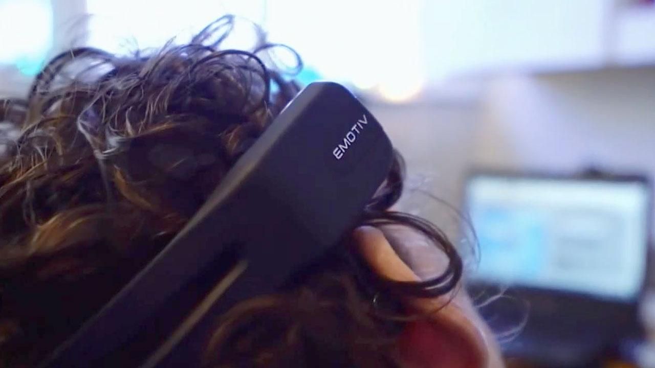 Ученые разработали умную гарнитуру, которая умеет читать мысли
Ученые разработали умную гарнитуру, которая умеет читать мысли