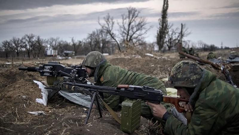 Терористи продовжують обстрілювати українські позиції забороненою зброєю