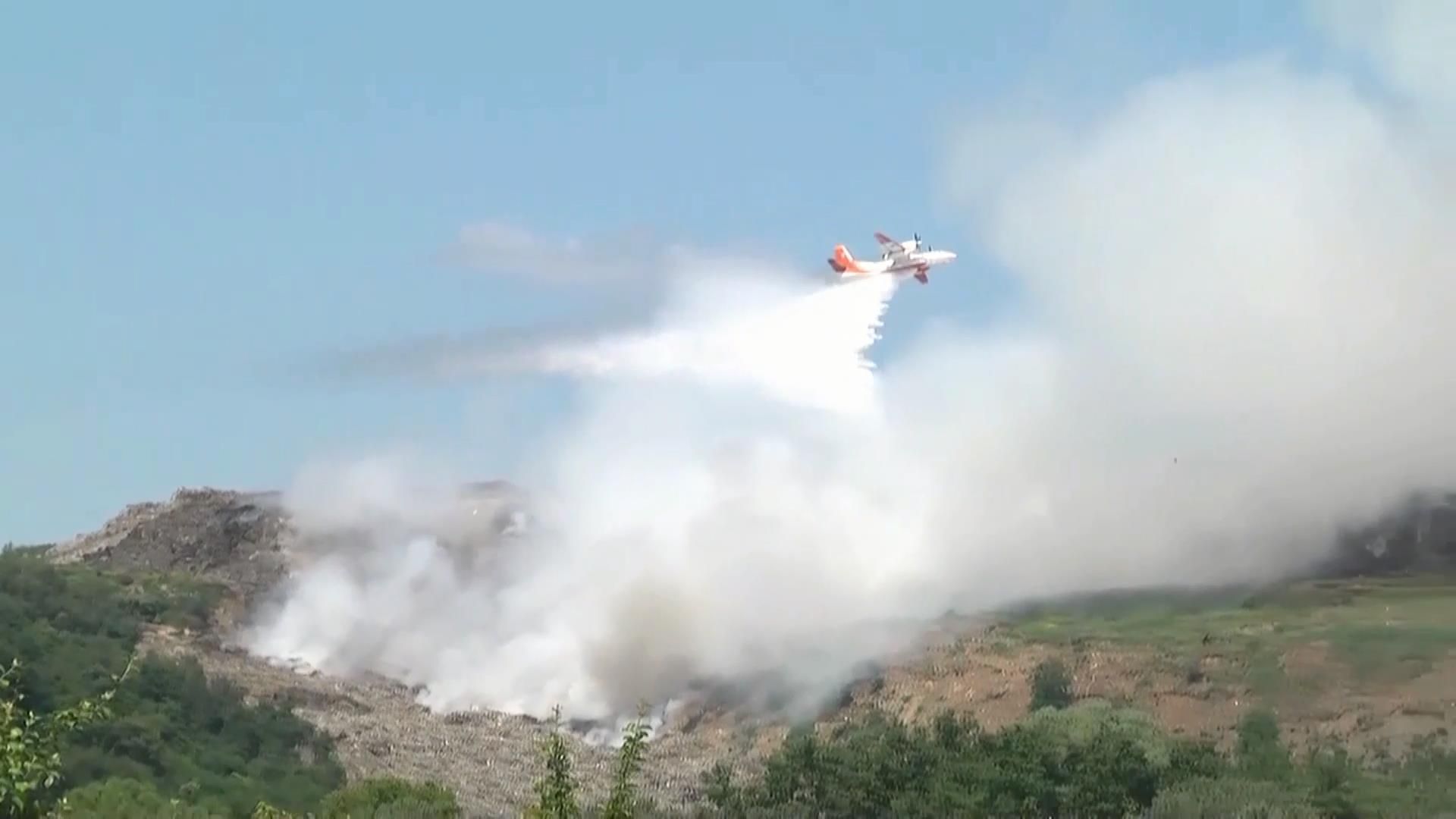 Для тушения пожара на Грибовицкой свалке используют авиацию Для тушения пожара на Грибовицкой свалке используют авиацию