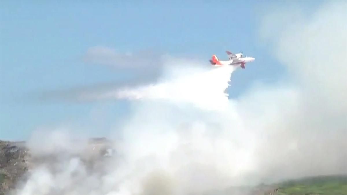 Потушить Грибовицкую свалку с помощью авиации не удалось Потушить Грибовицкую свалку с помощью авиации не удалось