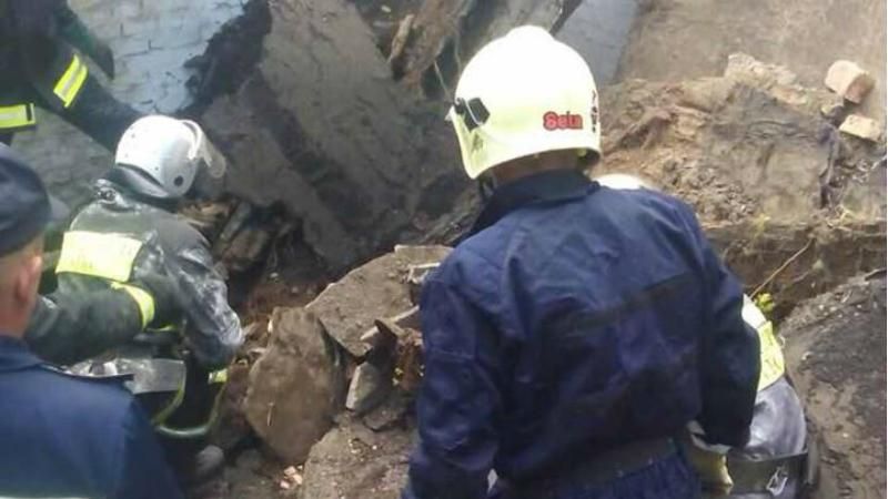 Здание обрушилось в Киеве: под завалами оказался подросток Здание обрушилось в Киеве: под завалами оказался подросток