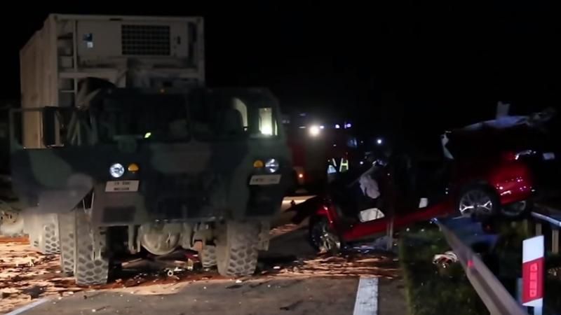 Жахлива ДТП з американською військовою вантажівкою у Польщі: легковик просто розчавило