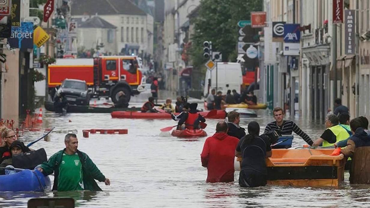 Сильні дощі та нестерпна спека: Європа потерпає від аномальної погоди