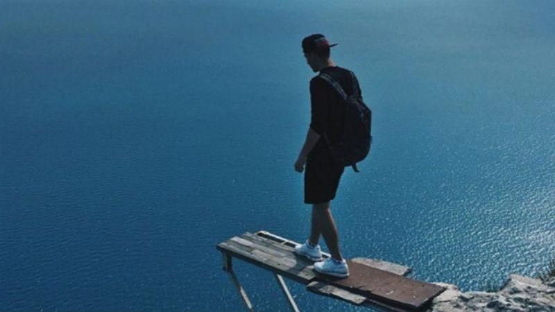 Руфер снял невероятное видео с вершины горы в Крыму Руфер снял невероятное видео с вершины горы в Крыму