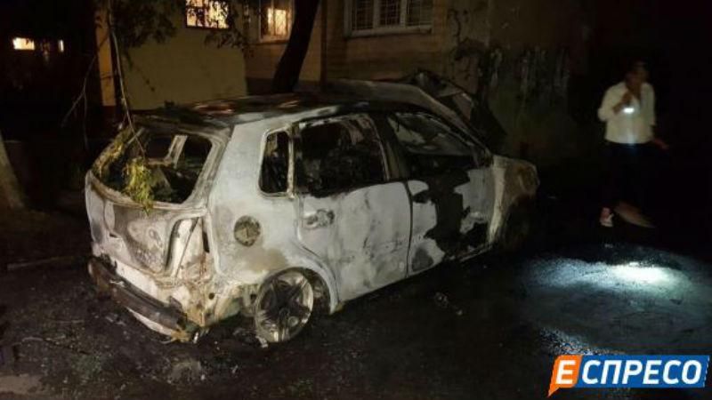 Люди в масках дотла сожгли авто в Киеве