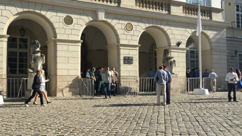 У Львовского горсовета собрались протестующие, вход в здание перекрыли турникетами