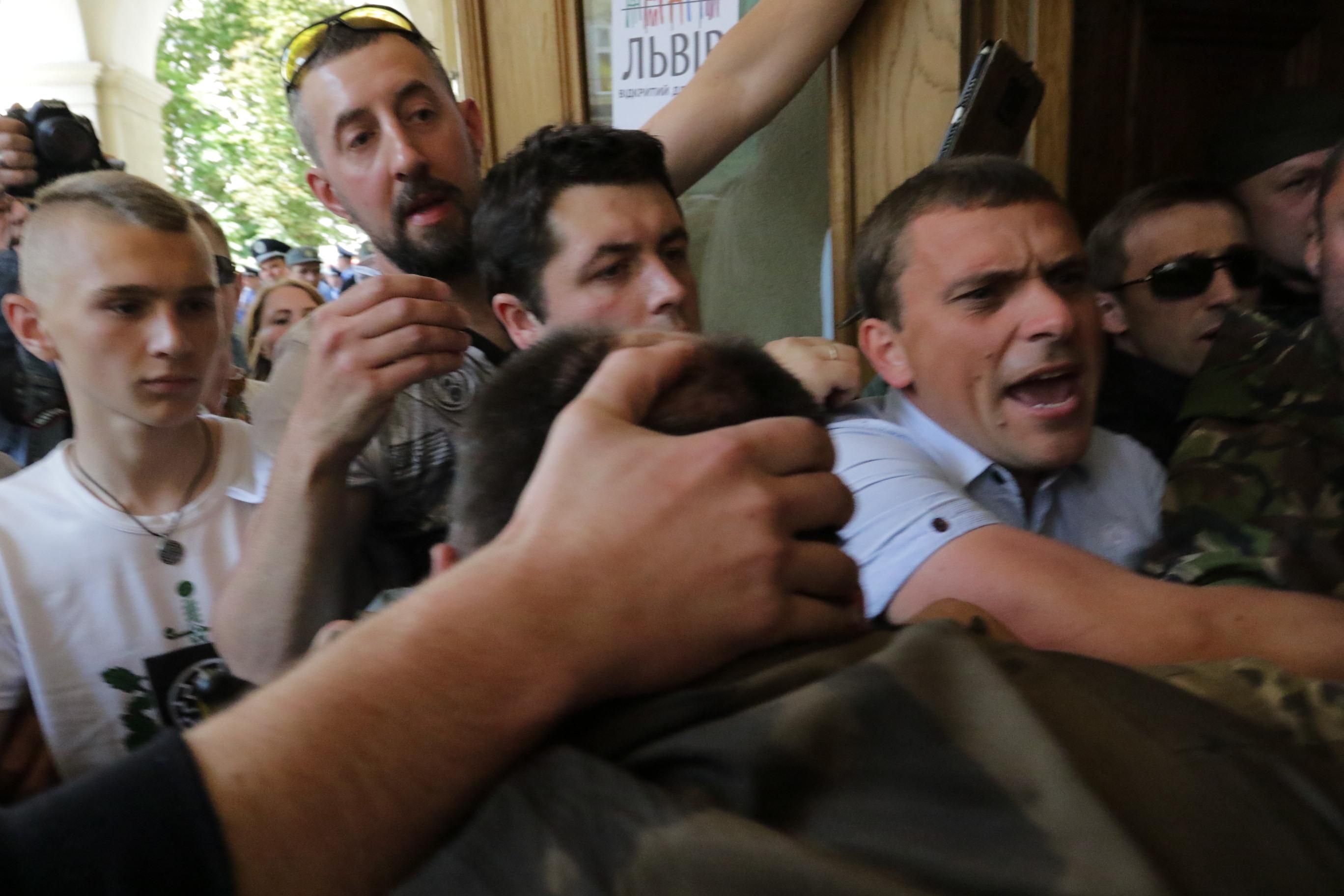 Протистояння біля міськради у Львові: протестувальники захопили трибуну і зірвали сесію Протистояння біля міськради у Львові: протестувальники захопили трибуну і зірвали сесію