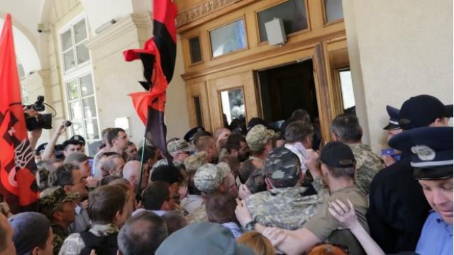 Слезоточивый газ во Львовском горсовете применили представители УНА-УНСО, — Нацгвардия Слезоточивый газ во Львовском горсовете применили представители УНА-УНСО, — Нацгвардия