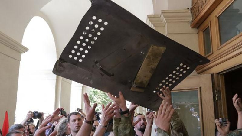 Протестувальники розходяться з-під Львівської міськради Протестувальники розходяться з-під Львівської міськради