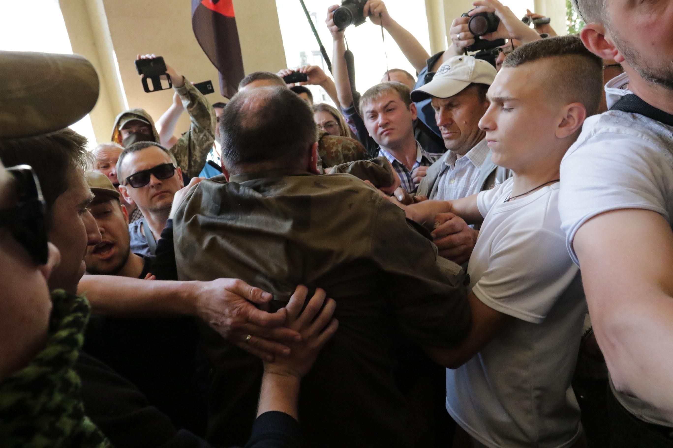 Позорное видео: как УНСОвцы били бойцов Нацгвардии под Львовской мэрией Позорное видео: как УНСОвцы били бойцов Нацгвардии под Львовской мэрией