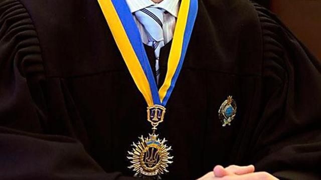 Активісти розпочали збір досьє на всіх суддів в Україні Активісти розпочали збір досьє на всіх суддів в Україні