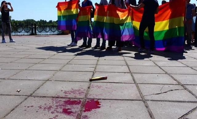 Марші рівності і гей-паради: як це робили в Україні
