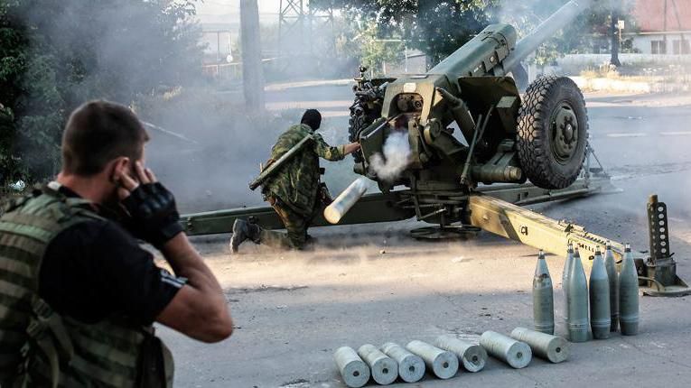 Терористи на Донбасі продовжують гатити з важкої артилерії