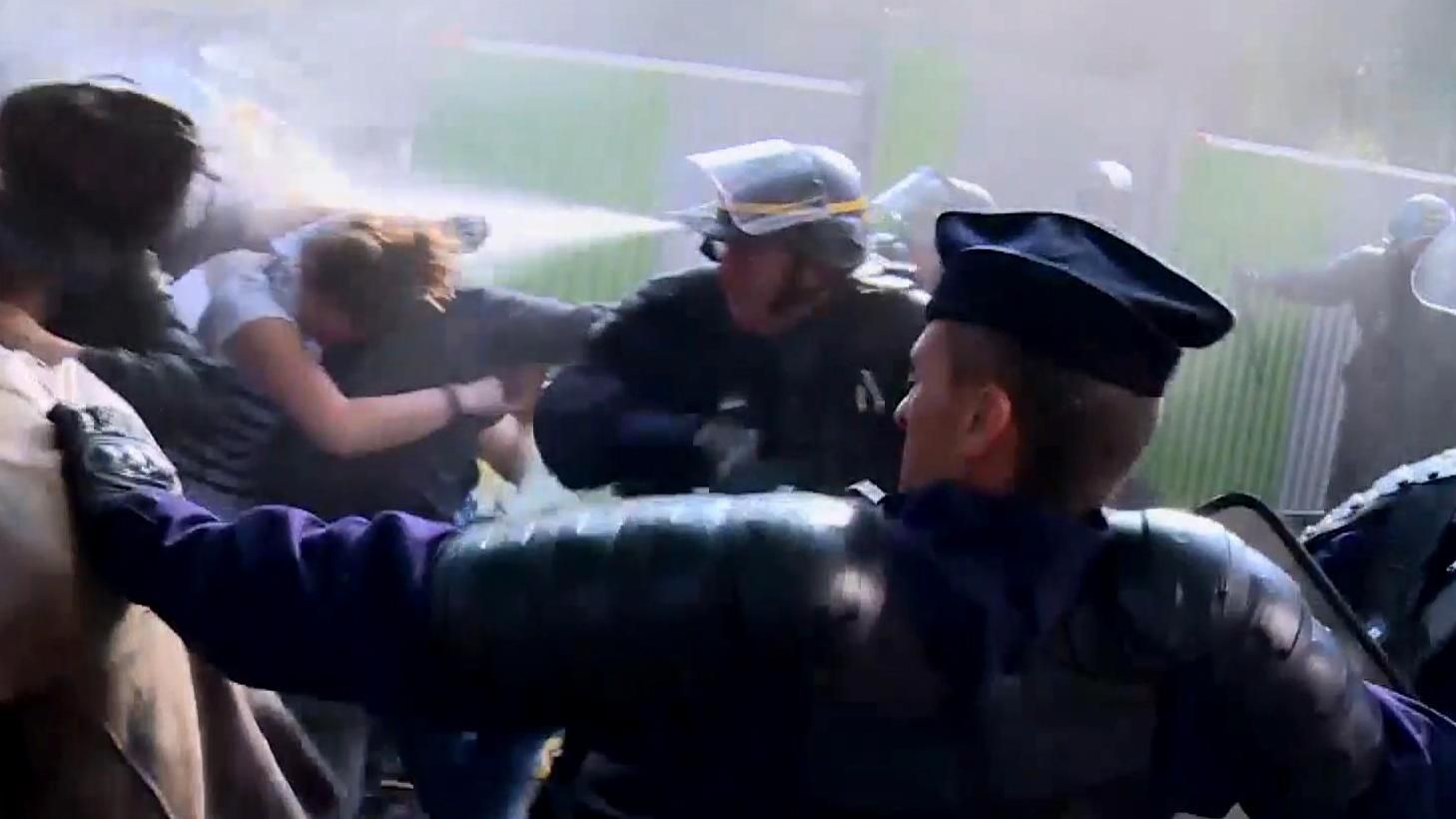 Євро-2016 під загрозою: Франція потерпає від масових страйків та потужних повеней Євро-2016 під загрозою: Франція потерпає від масових страйків та потужних повеней