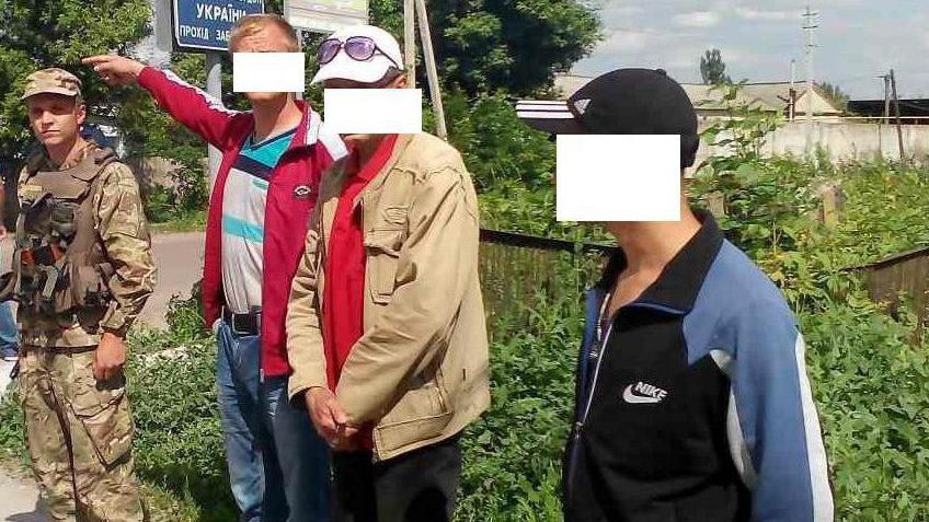 Украинцев, которые хотели присоединиться к российским террористам, задержали на Луганщине Украинцев, которые хотели присоединиться к российским террористам, задержали на Луганщине