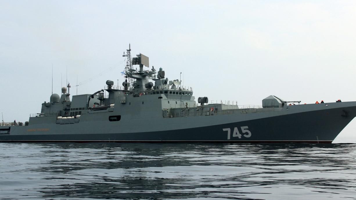 Новий конфуз окупантів у Криму: новенький фрегат врізався в причал Новий конфуз окупантів у Криму: новенький фрегат врізався в причал