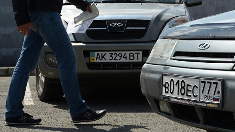 Беспредел оккупантов в Крыму: мужчину задержали за украинские номера Беспредел оккупантов в Крыму: мужчину задержали за украинские номера