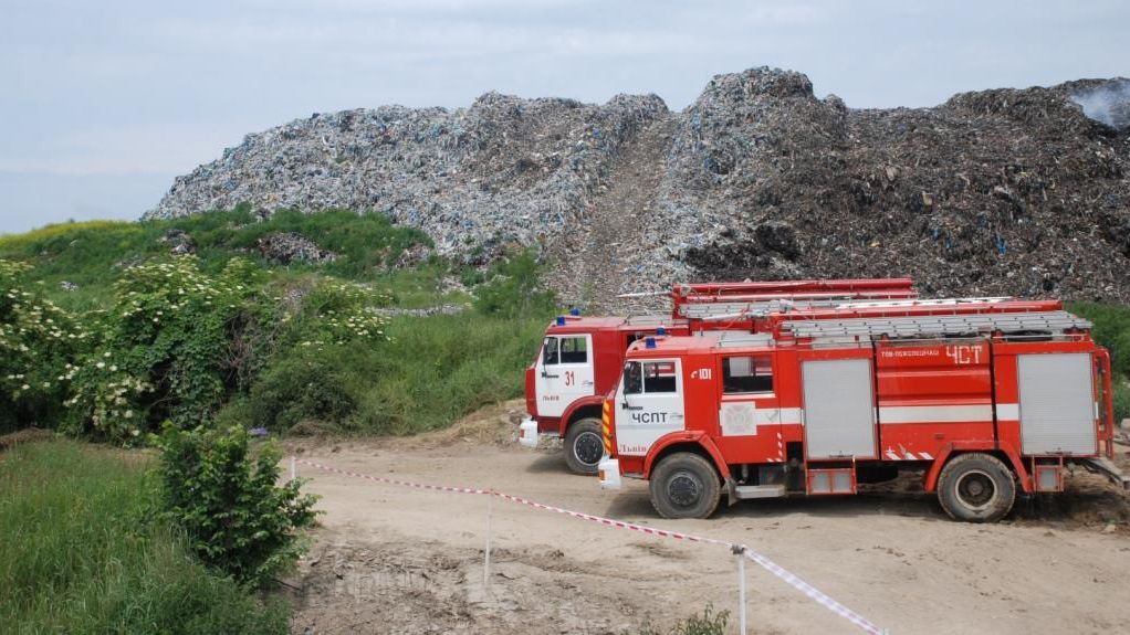 Пожежу на Грибовицькому сміттєзвалищі вдалося локалізувати Пожежу на Грибовицькому сміттєзвалищі вдалося локалізувати