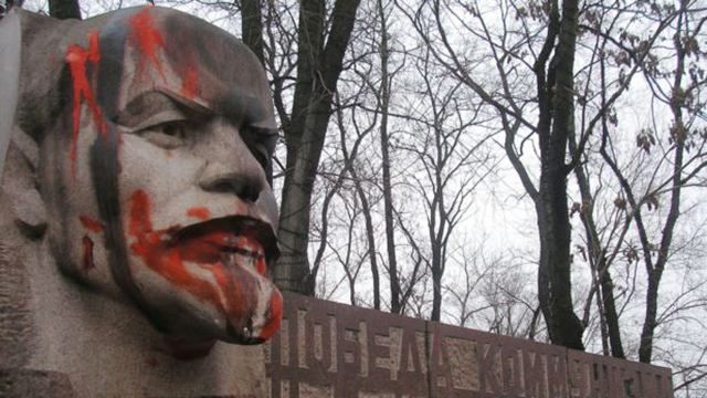 Поражение коммунизма: в Днипре демонтировали стелу с советским лозунгом