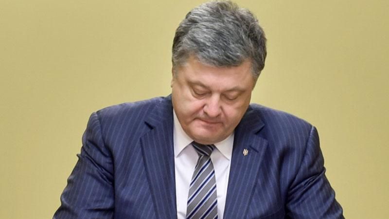 Порошенко разрешил иностранцам служить в Вооруженных силах Украины по контракту Порошенко разрешил иностранцам служить в Вооруженных силах Украины по контракту