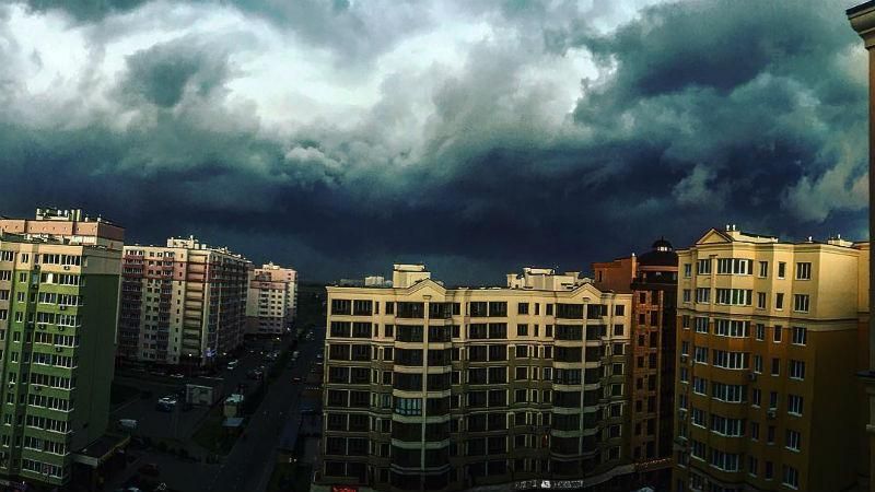 Удивительные грозовые облака и сильный ливень в Киеве: фото и видео стихии