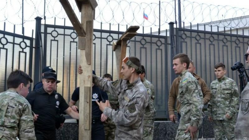 Купи гною і дерев'яні шибениці: під консульство Росії в Одесі було гаряче Купи гною і дерев'яні шибениці: під консульство Росії в Одесі було гаряче