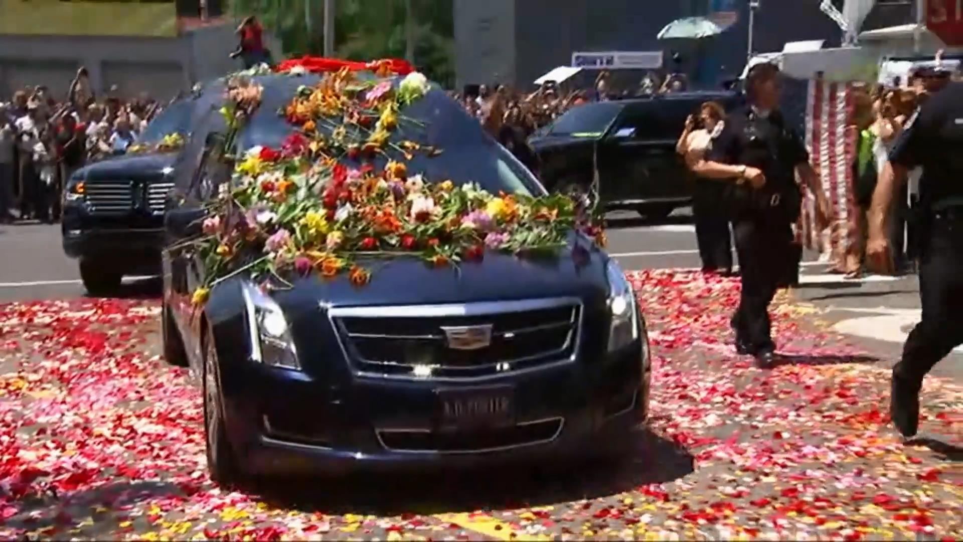Похороны Мохаммеда Али: тысячи людей и дорога выстлана лепестками