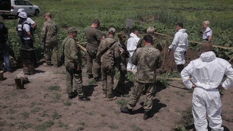 "Их там нет": на Донбассе нашли два тела в форме с российскими шевронами