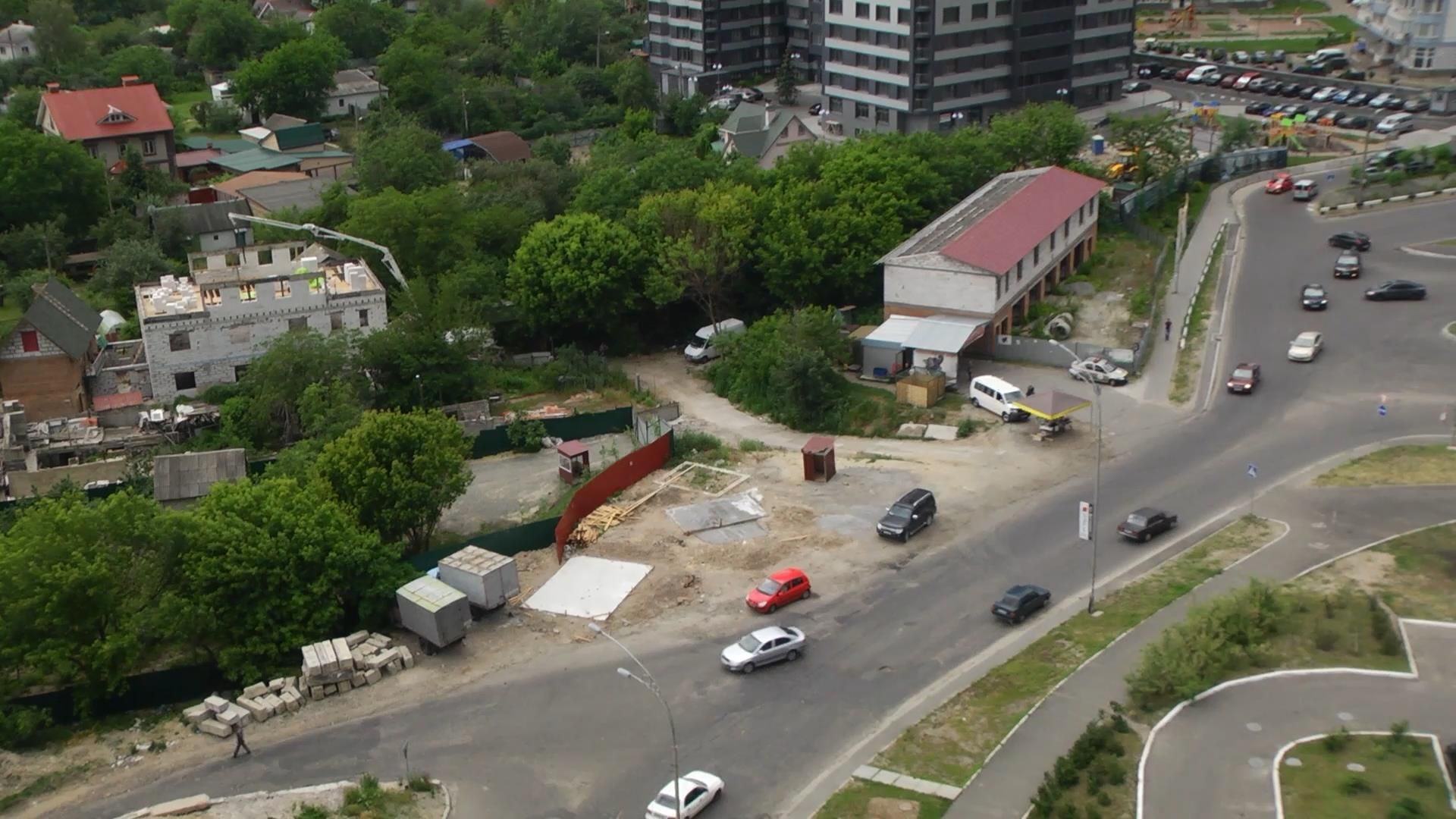 Тітушки захищають заправку, яку нелегально зводить забудовник уночі Тітушки захищають заправку, яку нелегально зводить забудовник уночі