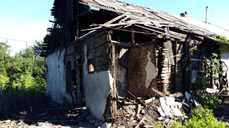 Наслідки нічного обстрілу бойовиками: зруйновані будинки та глибокі воронки Наслідки нічного обстрілу бойовиками: зруйновані будинки та глибокі воронки