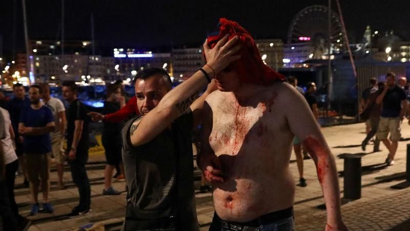 Российские и английские фанаты устроили массовое побоище Российские и английские фанаты устроили массовое побоище