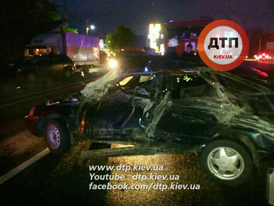 В большую аварию под Киевом попали 6 машин. Есть погибший В большую аварию под Киевом попали 6 машин. Есть погибший