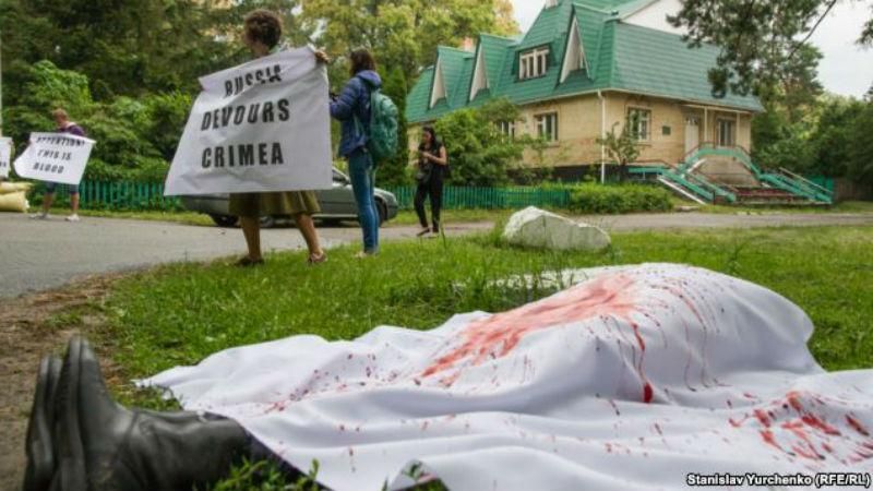 День России в Киеве иностранные послы отмечали в окружении "трупов и крови"