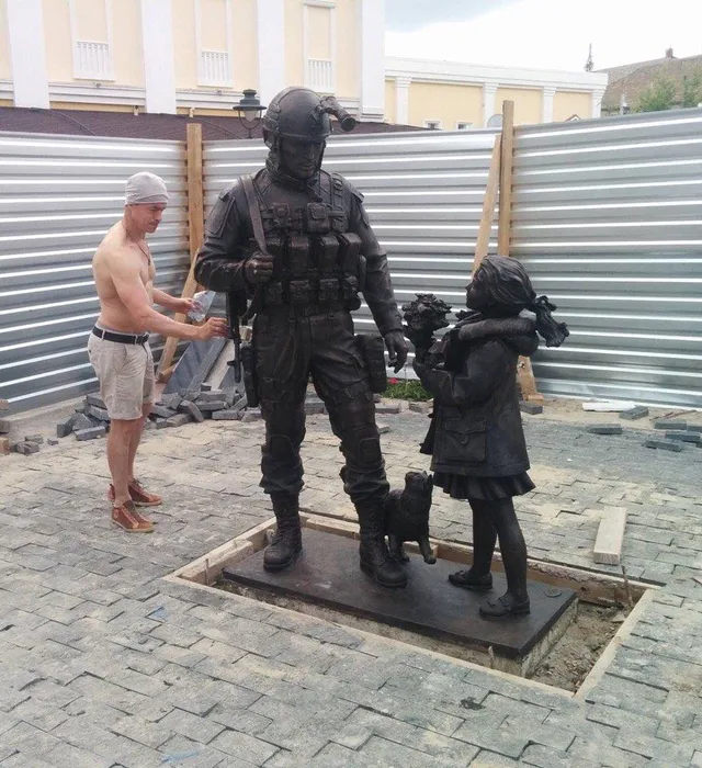 Пам'ятник, зелені чоловічки, Крим