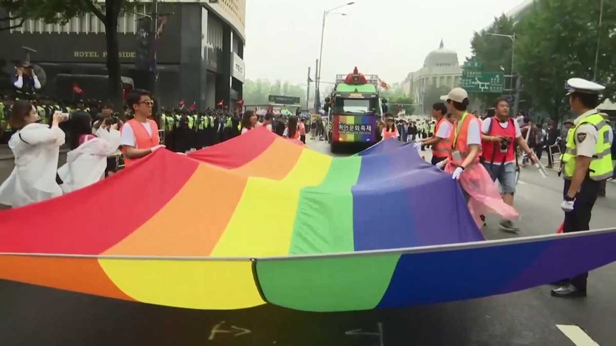 Во время гей-парада в Сеуле произошли столкновения - 24 Канал