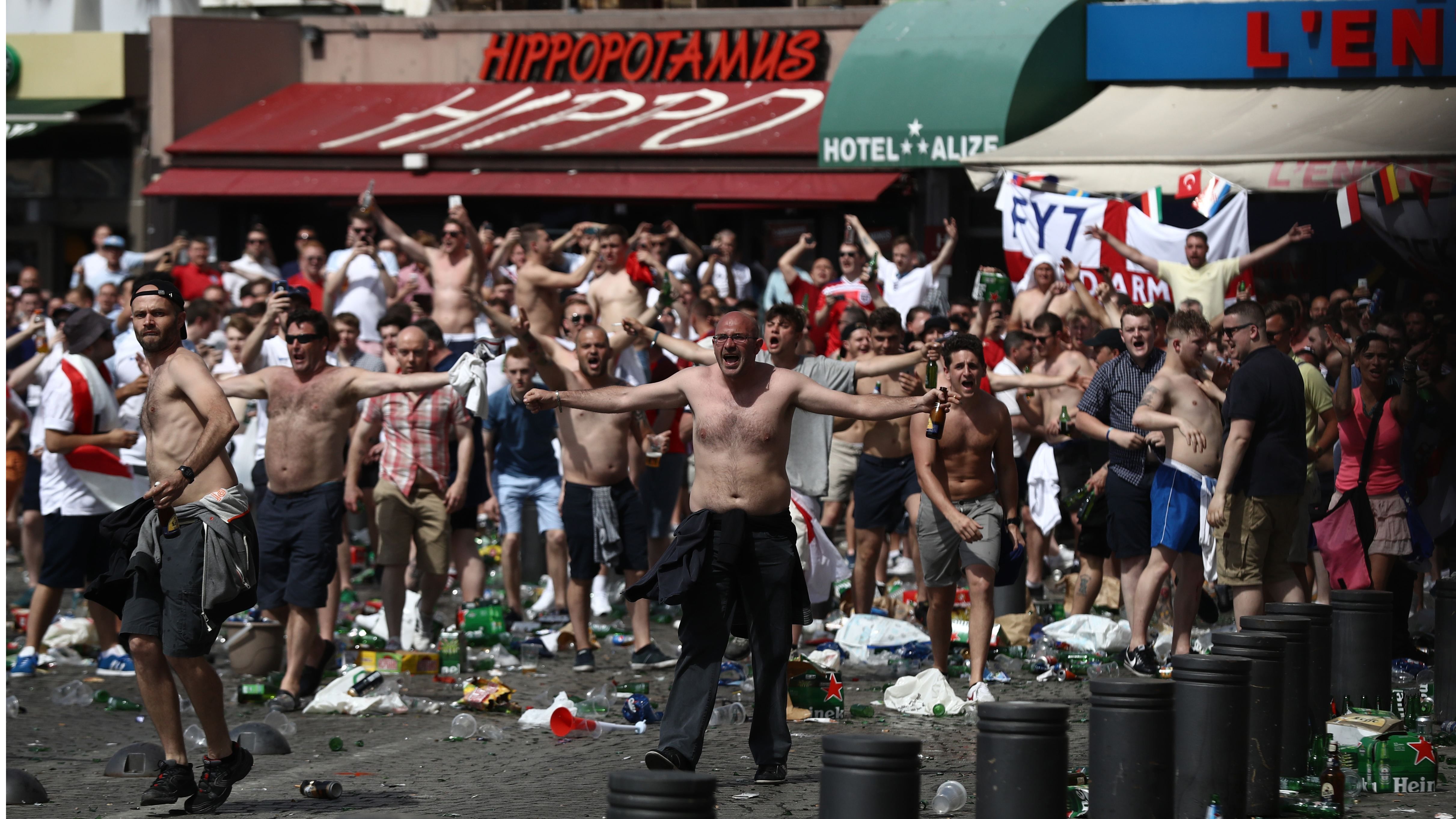 Евро-2016: Фанаты из-за россиян снова разбили центр Марселя