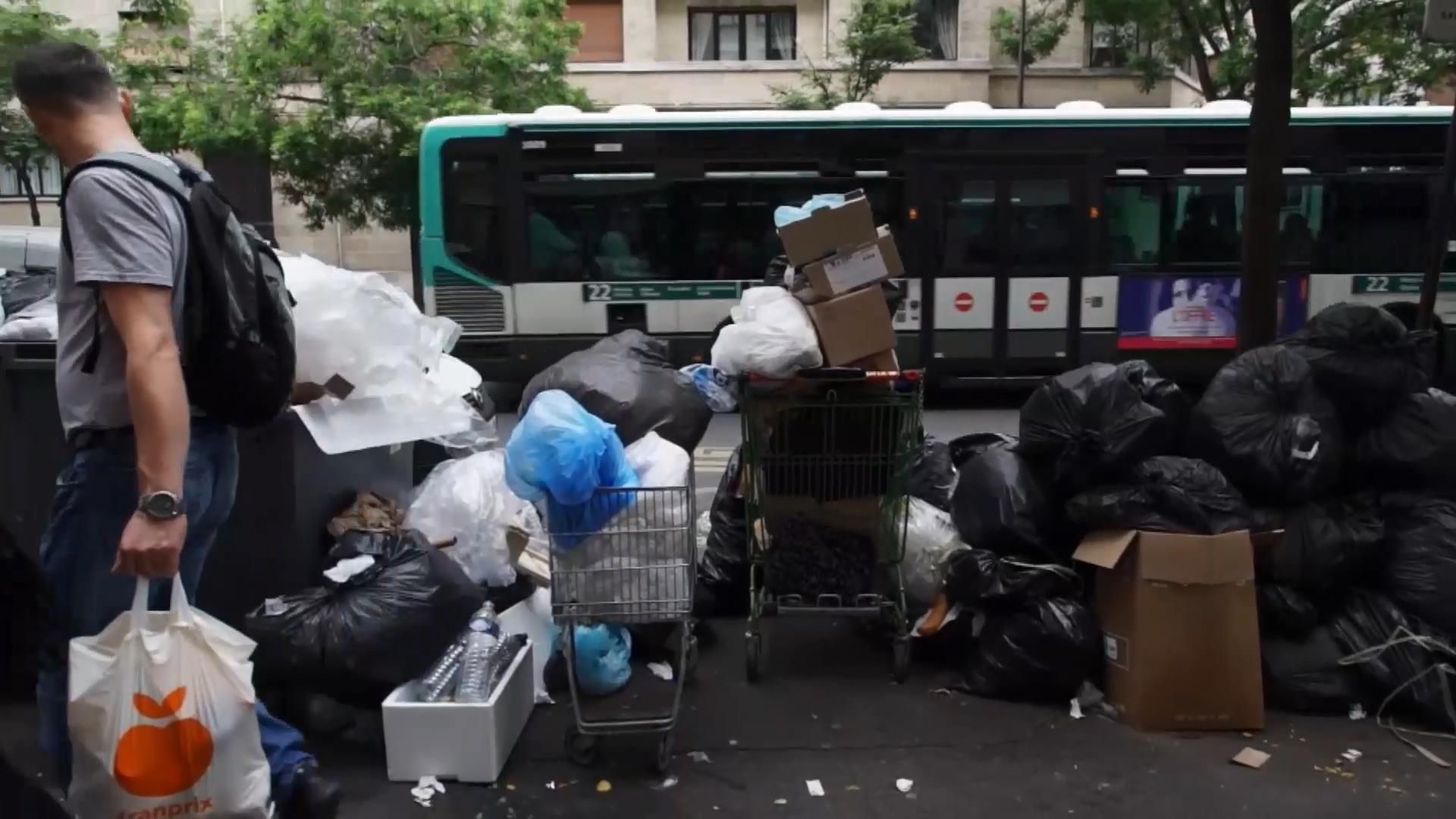 Париж потерпає від сміття на вулиці