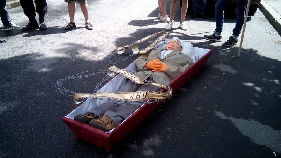 Під російське консульство в Харкові принесли труну з лялькою Путіна Під російське консульство в Харкові принесли труну з лялькою Путіна