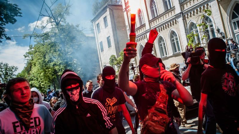 Радикально настроенные молодчики с пиротехникой прошлись по Киеву