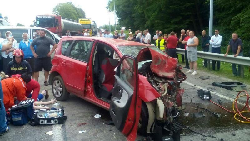 В страшній аварії на Львівщині загинула вагітна та дитина (Оновлено) В страшній аварії на Львівщині загинула вагітна та дитина (Оновлено)