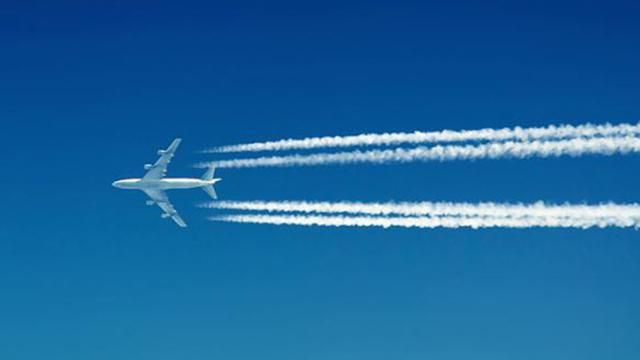 Журналіст розповів про невідомий літак над закритим небом Донбасу Журналіст розповів про невідомий літак над закритим небом Донбасу