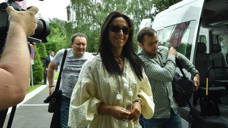 Джамала в вышиванке приехала поддержать сборную на Евро-2016: появились фото Джамала в вышиванке приехала поддержать сборную на Евро-2016: появились фото