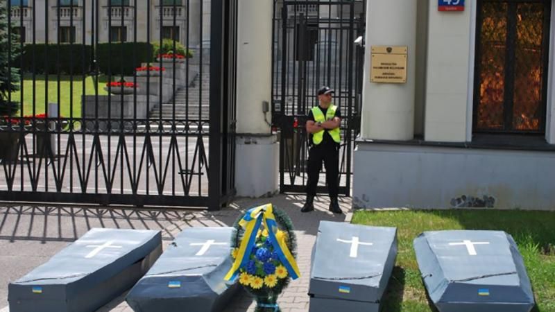 Страна, которая убивает: в Польше гробами и крестами "поздравили" Россию с ее днем