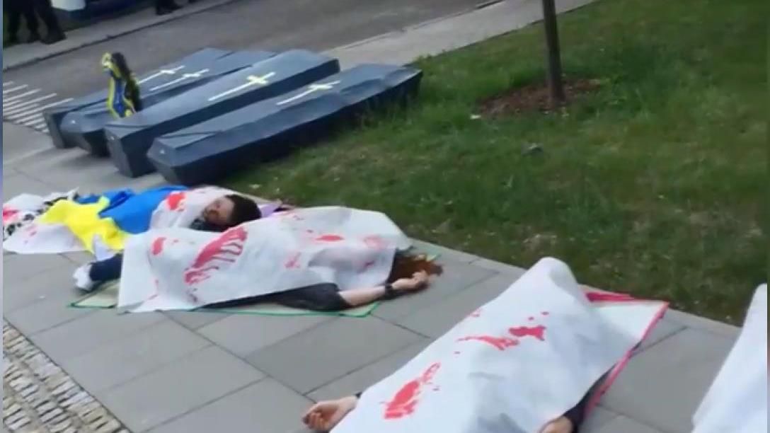 День России в Польше: кресты, венки и гробы от украинцев День России в Польше: кресты, венки и гробы от украинцев