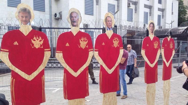 Активісти розтрощили м’ячем фігуру Путіна: з’явилися фото Активісти розтрощили м’ячем фігуру Путіна: з’явилися фото