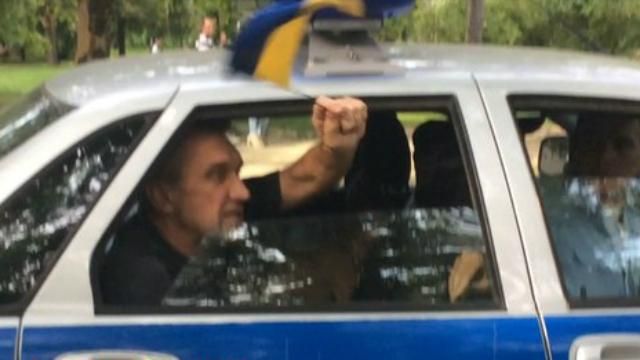 Мужчину с украинским флагом задержали в оккупированном Симферополе: появилось видео Мужчину с украинским флагом задержали в оккупированном Симферополе: появилось видео