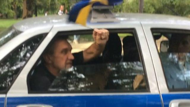 Мужчину с украинским флагом задержали в оккупированном Симферополе: появилось видео