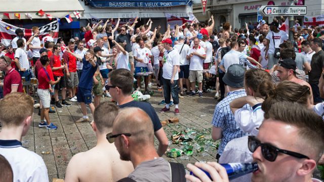 У російських фанатів на Євро-2016 забрали весь алкоголь