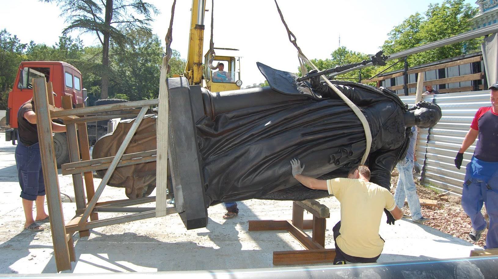 Окупанти з Росії доправили в Крим пам'ятник Катерині II: з'явились фото Окупанти з Росії доправили в Крим пам'ятник Катерині II: з'явились фото