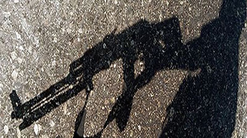 Мужчина с автоматом хотел попасть в кафе в Одессе Мужчина с автоматом хотел попасть в кафе в Одессе